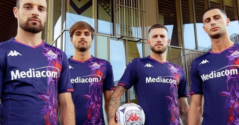 players wearing fiorentina 2023-24 third shirt in purple